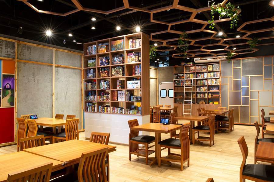 Ao projetar esse restaurante e bar, que conta tamb&eacute;m com jogos de tabuleiros, a arquiteta Claudia Novaes, que especializou na arquitetura para estabelecimentos gastron&ocirc;micos, prezou pelo aconchego dos visitantes. No projeto do Bodogami, destaque para o cuidado com a ilumina&ccedil;&atilde;o e a ac&uacute;stica do local | Foto: Marcelo Magnani