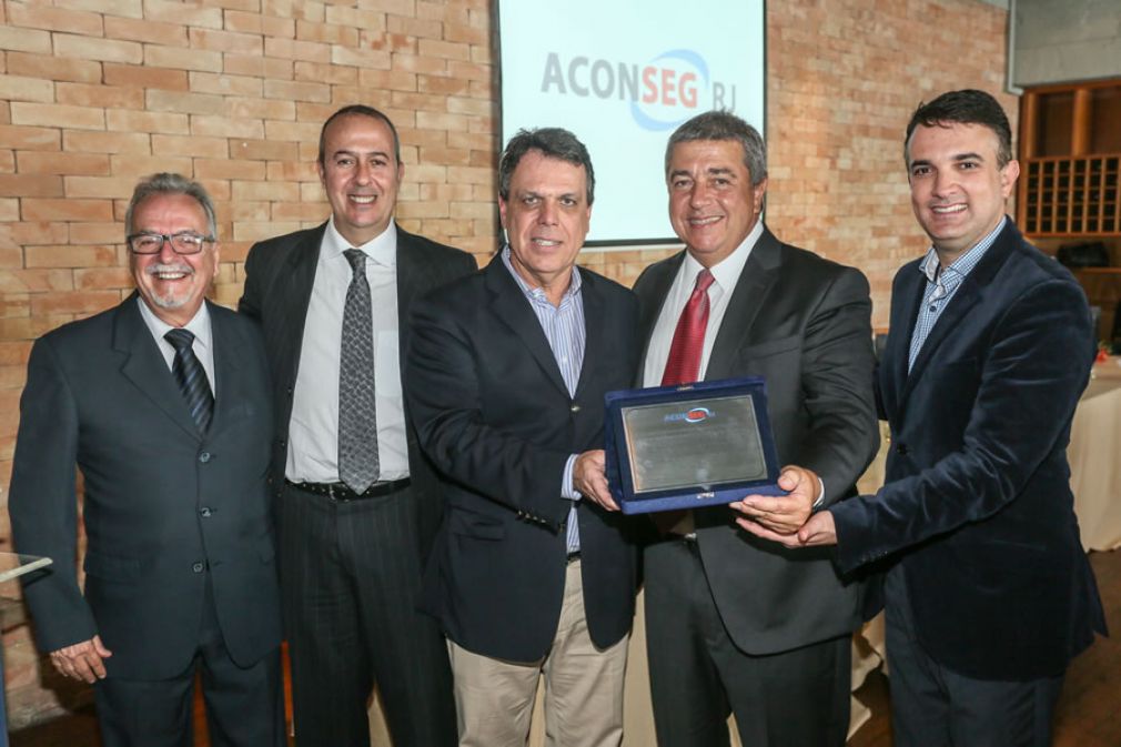 Da esquerda para a direita: Joffre Nolasco (1&ordm; secret&aacute;rio Aconseg-RJ), C&eacute;sar Braga (2&ordm; secret&aacute;rio Aconseg-RJ), Marco Antonio Gon&ccedil;alves (diretor geral Bradesco Seguros), Luiz Philipe Baeta Neves (presidente Aconseg-RJ) e Leonardo Freitas (diretor executivo Bradesco Seguros).
