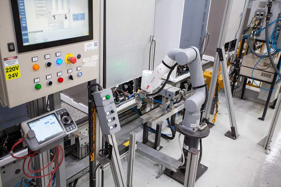 Investimentos em automação aumentam a produtividade em 68% em planta da Electrolux no Brasil com robôs colaborativos ABB