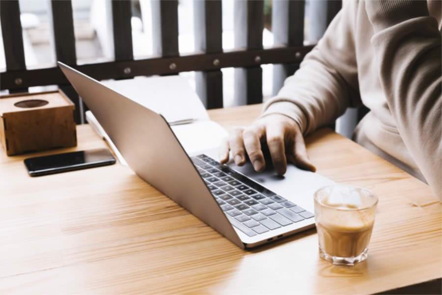 Empresas devem adotar o home office para evitar contaminação do coronavírus, aconselha especialista