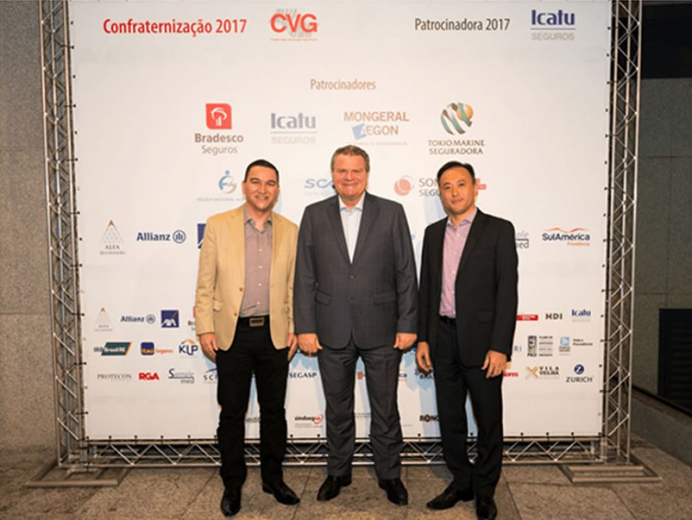 Da esquerda para a direita: o presidente do CVG-SP, Silas Kasahaya; o presidente da Tokio Marine, José Adalberto Ferrara e o Superintendente Comercial Nacional Vida, Marcos Kobayashi.