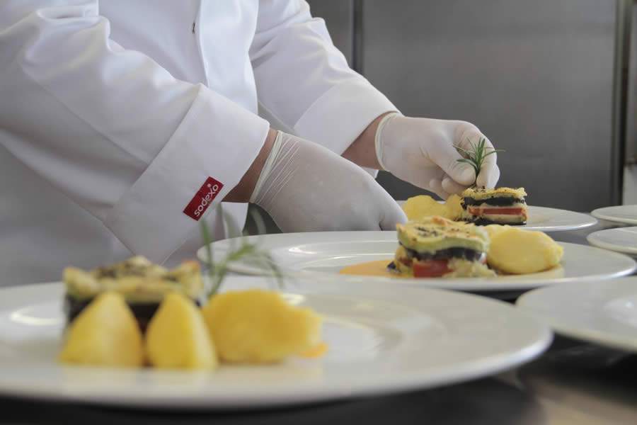 Seguran&ccedil;a dos Alimentos: Especialista explica a import&acirc;ncia do tema e traz dicas para prevenir doen&ccedil;as transmitidas por alimentos