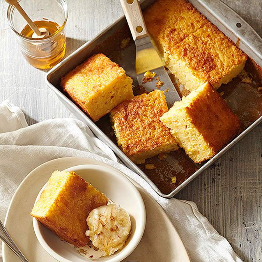 Bolo de milho com coco e leite condensado