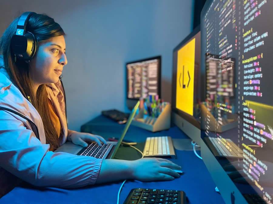 Fernanda Solis, aluna da Laborat&oacute;ria, programando - Cr&eacute;dito Divulga&ccedil;&atilde;o