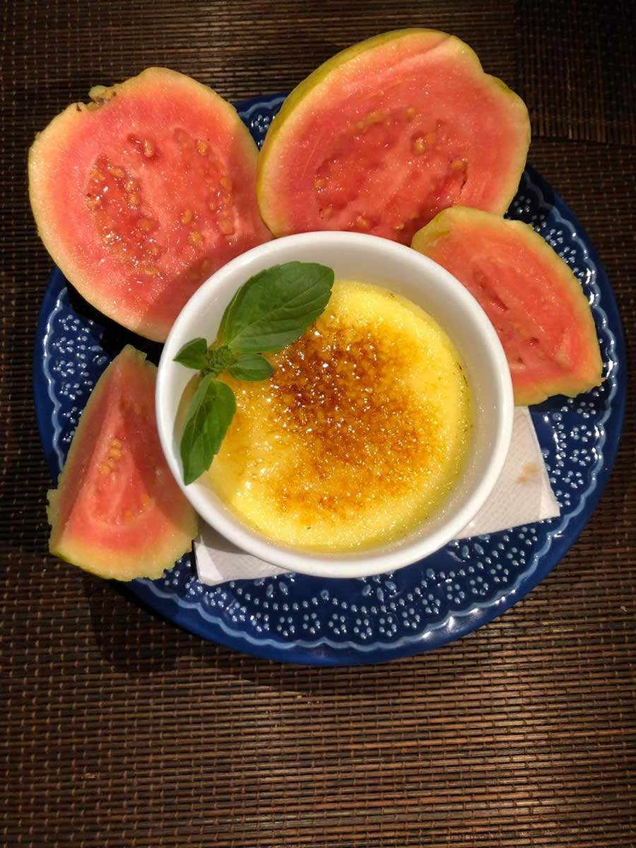 Sobremesa francesa à la Brasil: Crème brûléé de goiabada