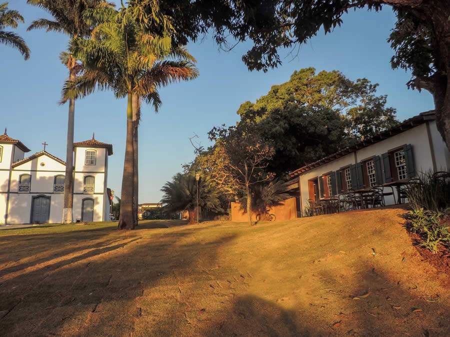 Igreja do Bonfim (fundo) e Divino Lounge Café: atrações para passar o fim de tarde em Pirenópolis - Crédito: Raquel Pinho