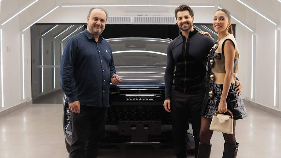 Oswaldo Ramos, CCO da GWM, Alok, Brand Partner da marca no Brasil, e sua esposa Romana Novais