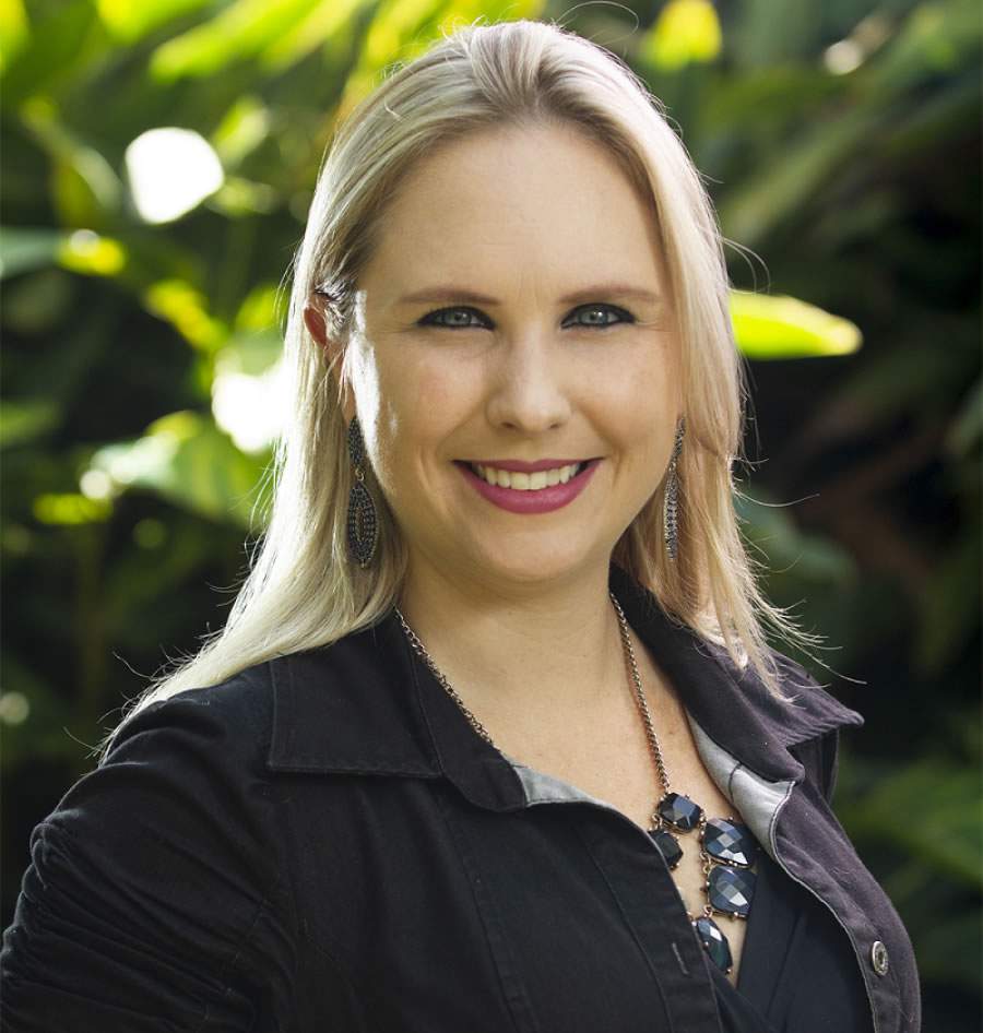 Uma mulher refletindo sobre as mulheres: homenagem ao nosso dia