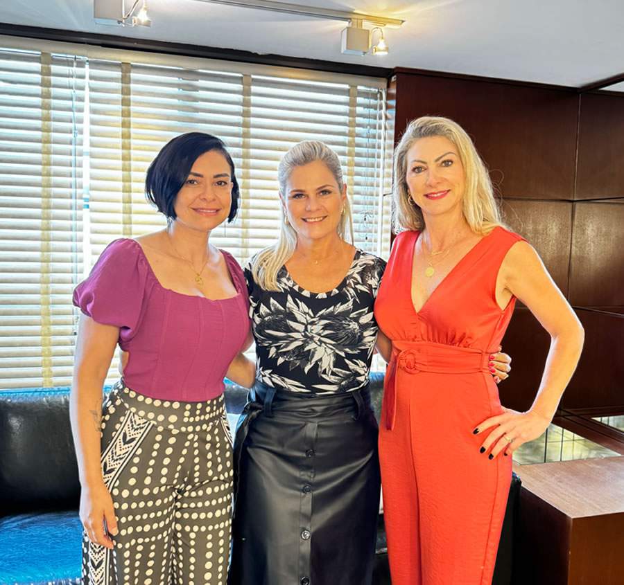 (E/D) Dra. Anselma Fl&aacute;via, segurada; Alessandra Bavia, superintendente Comercial da Centauro Seguradora; e Adriana Godoy, corretora de seguros.