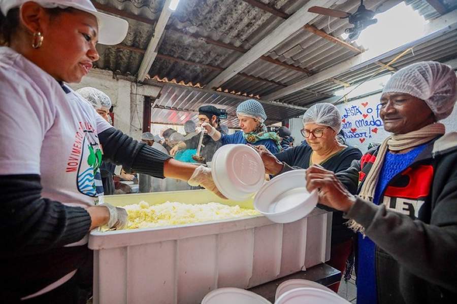 Cestas adquiridas pelo MDS abastecem a Cozinha Solid&aacute;ria da Azenha, em Porto Alegre, que serve refei&ccedil;&otilde;es para popula&ccedil;&atilde;o atingida - Foto: Roberta Aline/ MDS