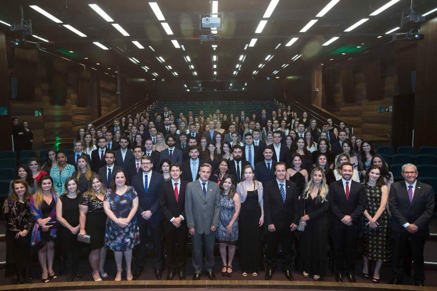 Diretoria da Unimed-BH e os novos cooperados durante a posse realizada no dia 07 de agosto - Crédito: Nitro Imagens