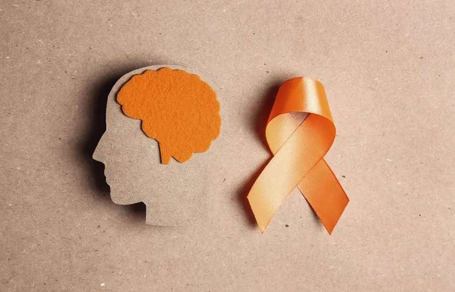 Agosto laranja alerta para a esclerose múltipla, que é uma doença é autoimune, afeta o cérebro, os nervos e a medula espinhal - Divulgação