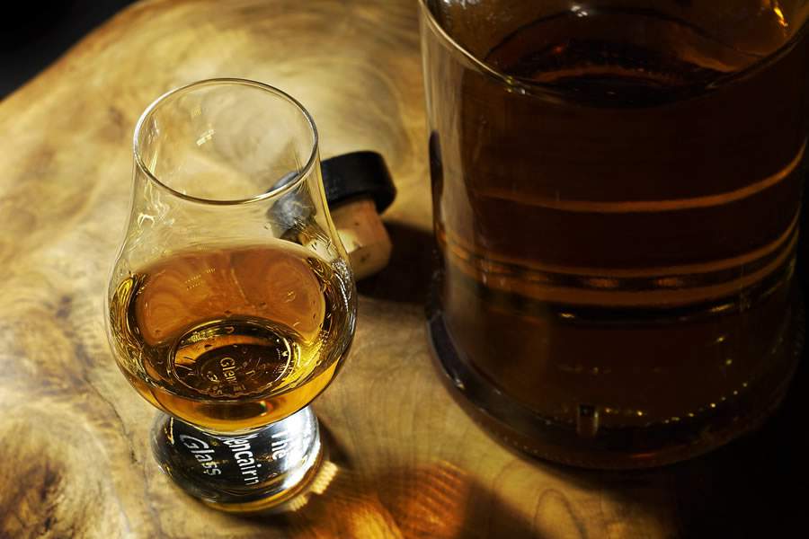 Dia mundial do whisky: atrav&eacute;s de produ&ccedil;&atilde;o terceirizada e cursos online, brasileiros querem provar que destilado nacional tamb&eacute;m tem qualidade