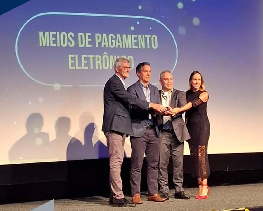 CEO e diretor comercial da Roadcard, Felipe Dick e Everton Kaghofer (ao centro), recebem o Pr&ecirc;mio NTC (Divulga&ccedil;&atilde;o)