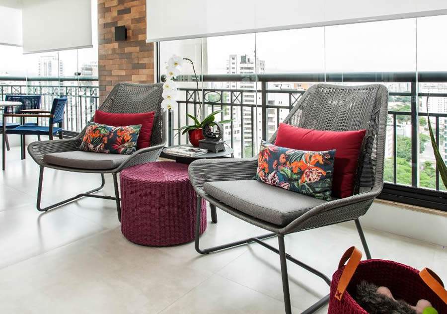 Com uma paleta mais vibrante, como o viva magenta com cinza, as poltronas complementam o espa&ccedil;o mais &iacute;ntimo | Projeto de Gigi Gorenstein | Foto: Eduardo Pozella