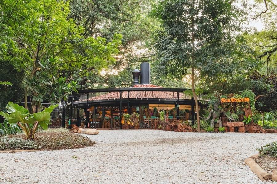 Vista da fachada do Restaurante Selvagem, que contou com o projeto de arquitetura e paisagismo realizado pelo escrit&oacute;rio Plantar Ideias | FOTO: Arthur Sayeg