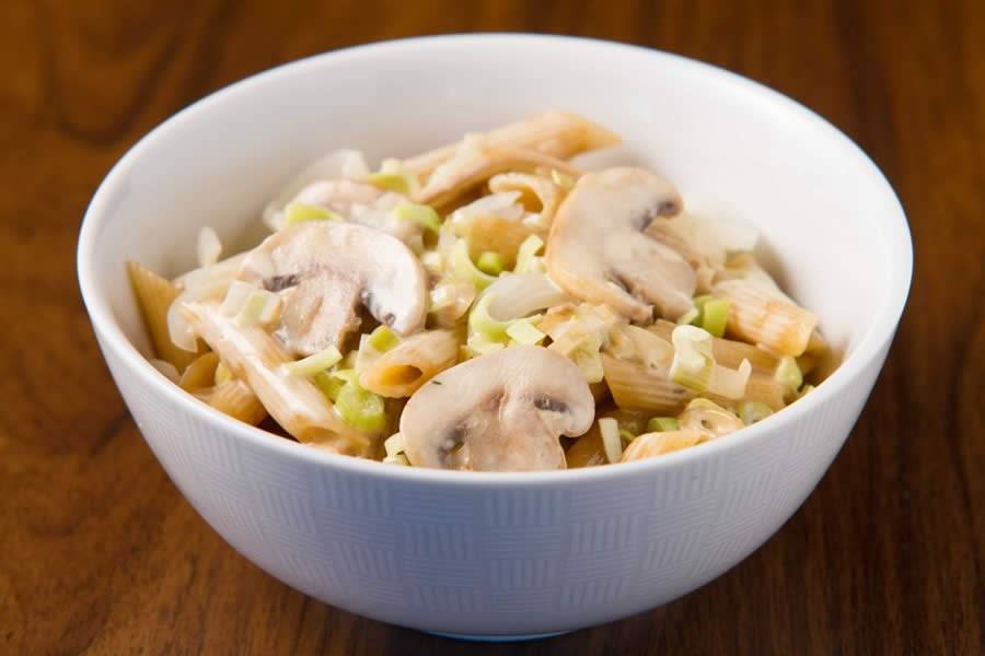 Legenda da Imagem: Penne 5 Cereali Barilla ao Molho de Cogumelos, Alho-Poró e Vinho Branco 