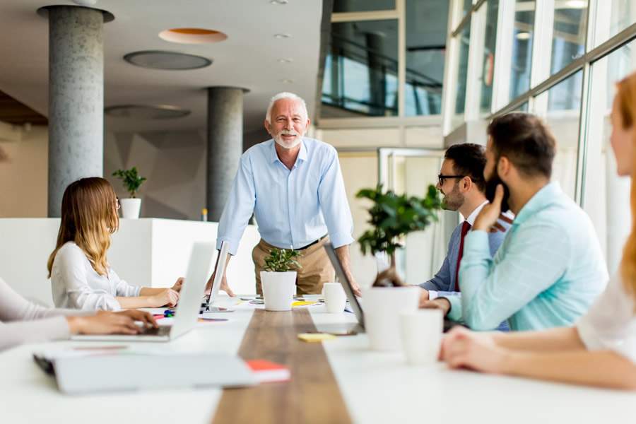 Unir diferentes faixas et&aacute;rias em um mesmo setor com o objetivo de criar ambientes organizacionais cada vez mais inclusivos, &eacute; um dos desafios das empresas atualmente - Cr&eacute;ditos: Envato