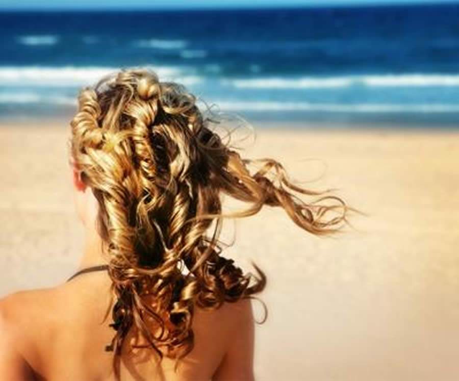 Guia do cabelo loiro no verão: como evitar danos do sol, cloro, calor e água do mar nos fios