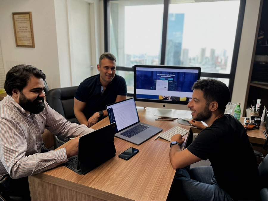 Da esquerda para a direita: Daniel Alves (CFO), Ricardo Reis (CLO) e Stephano Maciel (CEO). Fonte: divulga&ccedil;&atilde;o