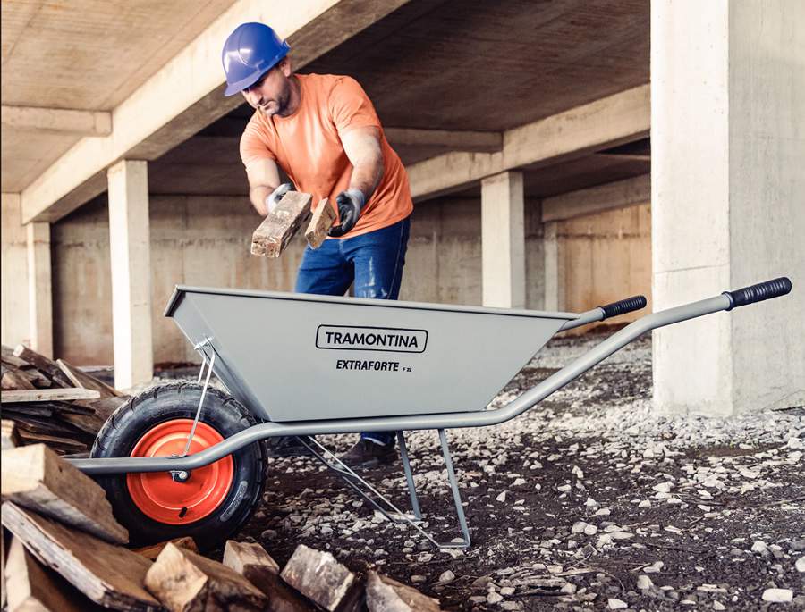 Carrinho de Mão Extra Forte, que utiliza pneu produzido com borracha reciclada pelo Grupo Force (PB), a partir de resíduos industriais da fabricação de sandálias Havaianas, está entre os produtos premiados da Tramontina no 29º Prêmio Melhor Produto do Ano, eleito pelos lojistas em todo o Brasil. (Tramontina/Divulgação)