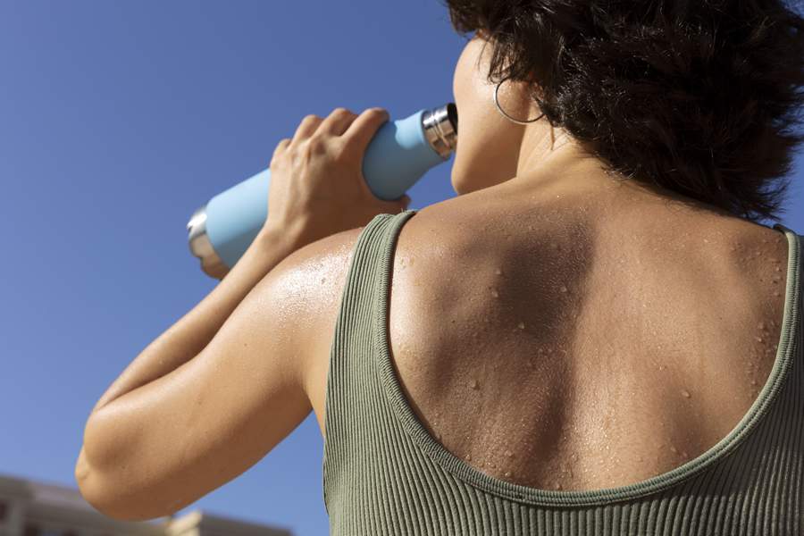 Hidratação adequada previne problemas de saúde como desidratação, infarto e AVC, causados pelo calor excessivo - Créditos: Envato