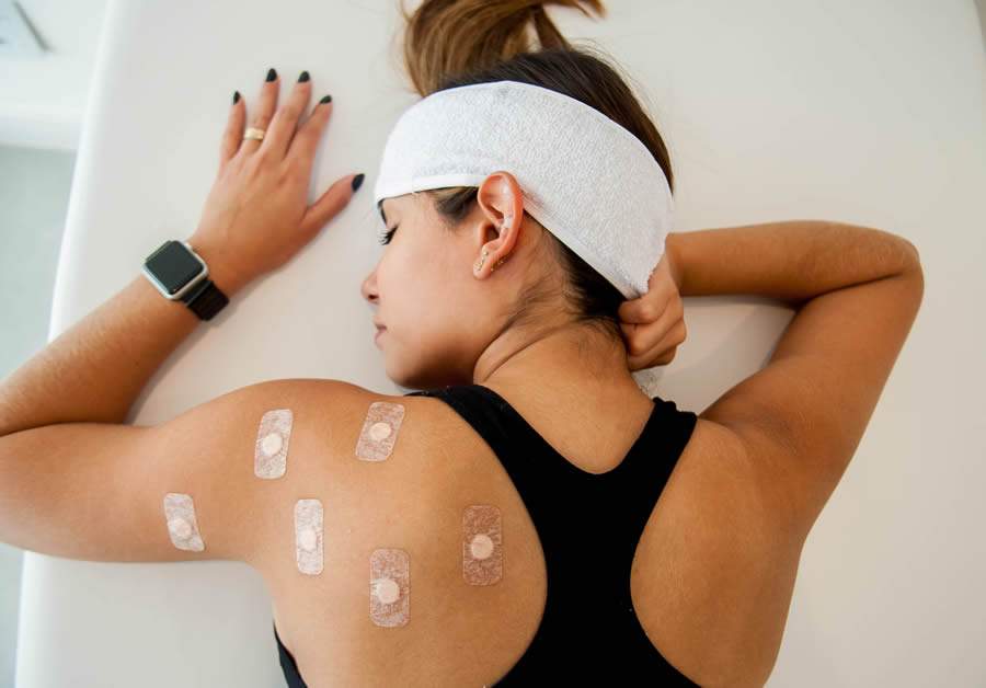 Acupuntura sem agulhas se torna aliada para aliviar as dores reumáticas