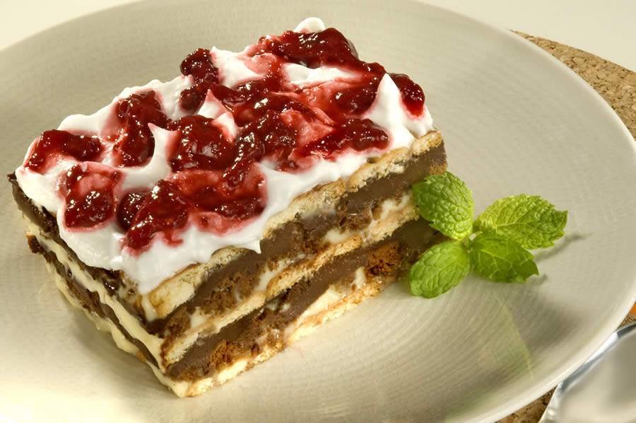 Pavê de Chocolate com Calda de Frutas Vermelhas - Marca Adria - Divulgação