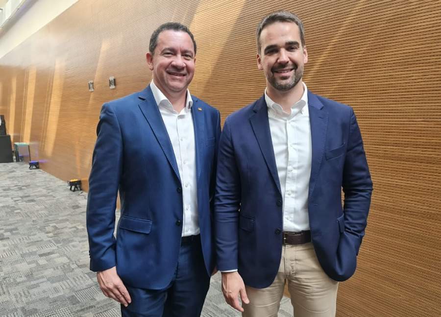 Legenda: Dyogo Oliveira, presidente da CNseg e o governador Eduardo Leite se encontraram hoje (21), pela manh&atilde;, para debater e apresentar novo Projeto de Lei de seguro cat&aacute;strofe. 0 Cr&eacute;dito: divulga&ccedil;&atilde;o - CNseg.