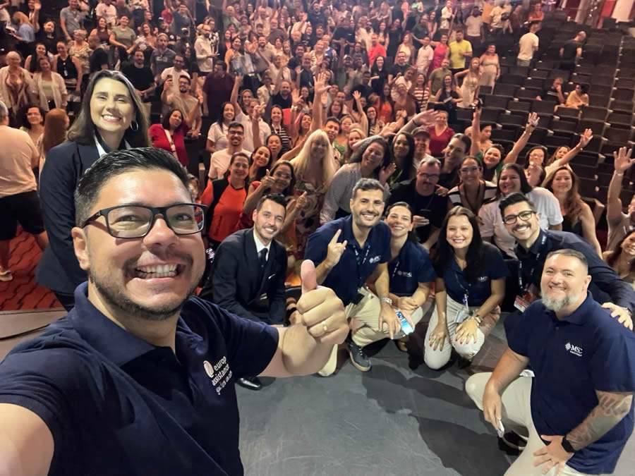   Cassio Guiglielmin, executivo de contas s&ecirc;nior da Europ Assistance Brasil, e agentes de viagens no Semin&aacute;rio de Vendas da MSC Cruzeiros - Divulga&ccedil;&atilde;o