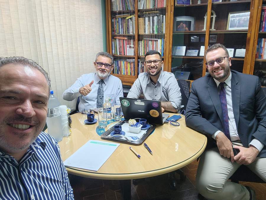 Foto: (E/D) Maur&iacute;cio Marques (CEO Moshe), Josusmar Sousa (CEO Mister L&iacute;ber), Gabriel Farias (desenvolvedor Moshe) e Felipe Sousa (diretor Mister L&iacute;ber)