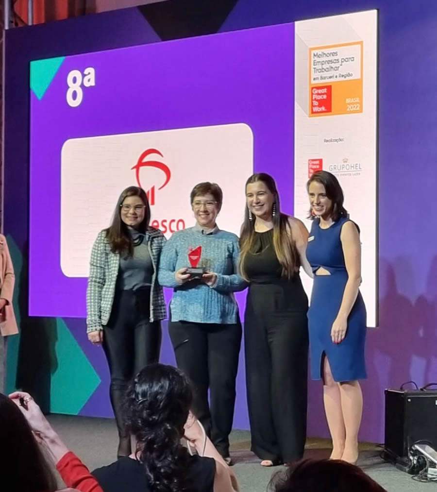 Ildete Goulart de Andrade, superintendente de Recursos Humanos do Grupo Bradesco Seguros, recebe o prêmio GPTW - Divulgação