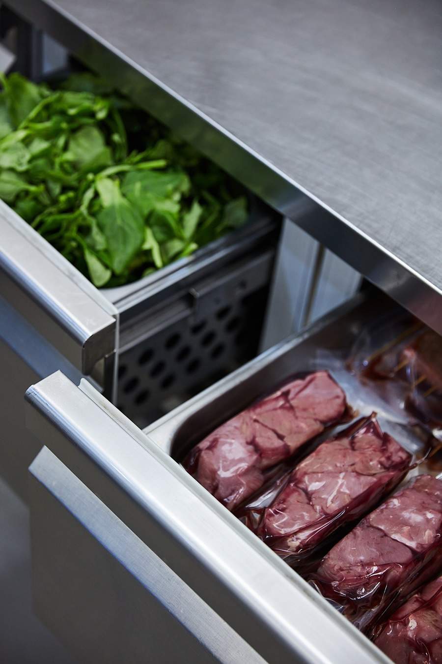 Balc&otilde;es refrigeradores em a&ccedil;o inox, com cavas que facilitam o manuseio das portas e gavetas do equipamento (Foto: Divulga&ccedil;&atilde;o/Tramontina)