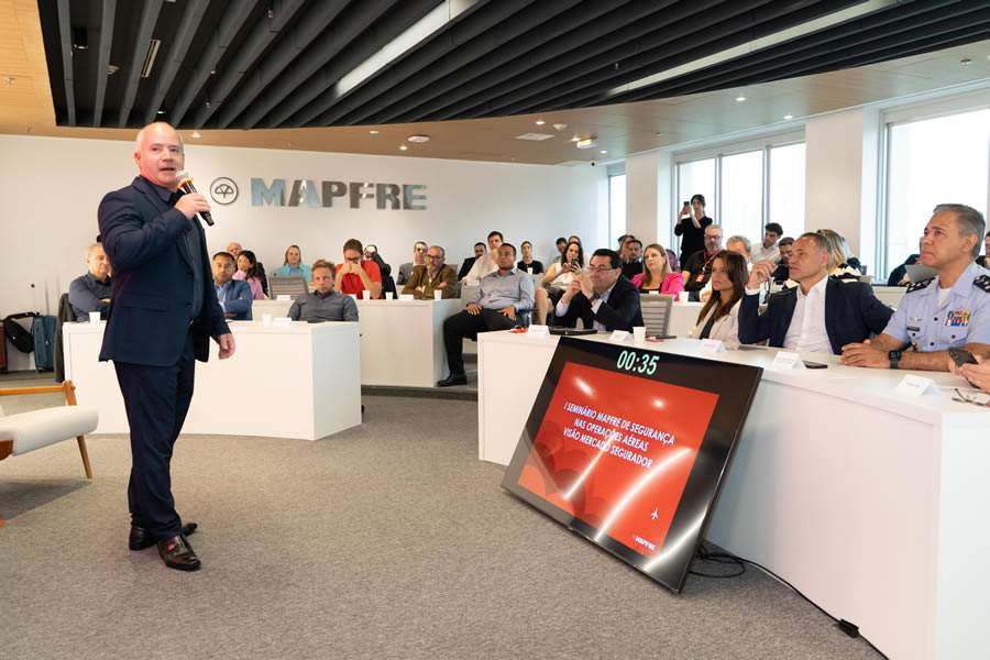  Carlos Eduardo Polízio, superintendente de seguro aéreo da MAPFRE, discursando no seminário