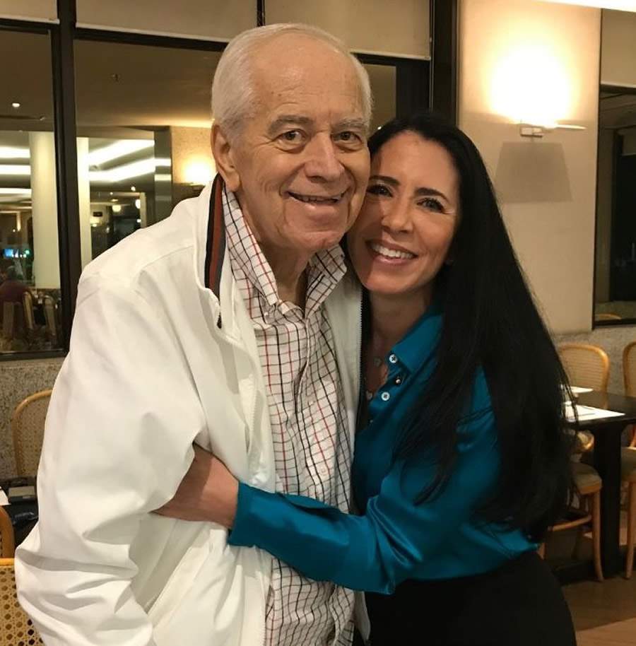 Lucio Marques entregou o distintivo da mais nova integrante do Clube da Bolinha do Rio de Janeiro, Liliane Guimar&atilde;es &ndash; Foto: Divulga&ccedil;&atilde;o