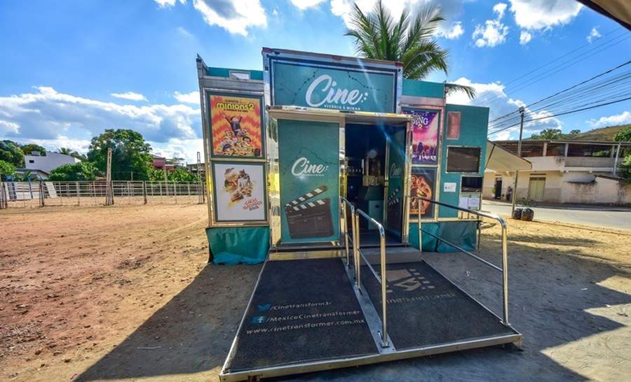 O público sempre se surpreende ao conhecer a carreta por dentro e se encantar com a magia do cinema. Foto: Divulgação/equipe Cepar Comunicação