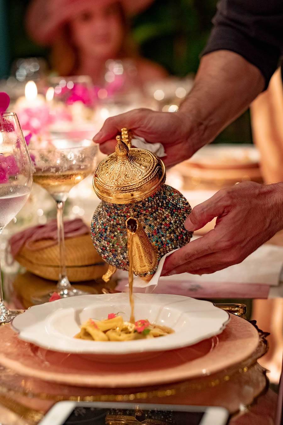 Aprenda a fazer um delicioso capeletti de presunto serrano com consomê de cebola