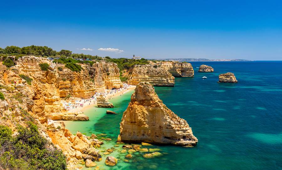 As praias de Algarve agradam tanto quem busca tranquilidade, quanto quem quer mais agito