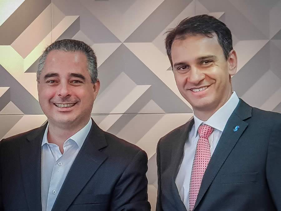 O CEO da ASAS, Marcelo Assump&ccedil;&atilde;o (E), ao lado do CEO da Essor Seguros, Fabio Pinho
