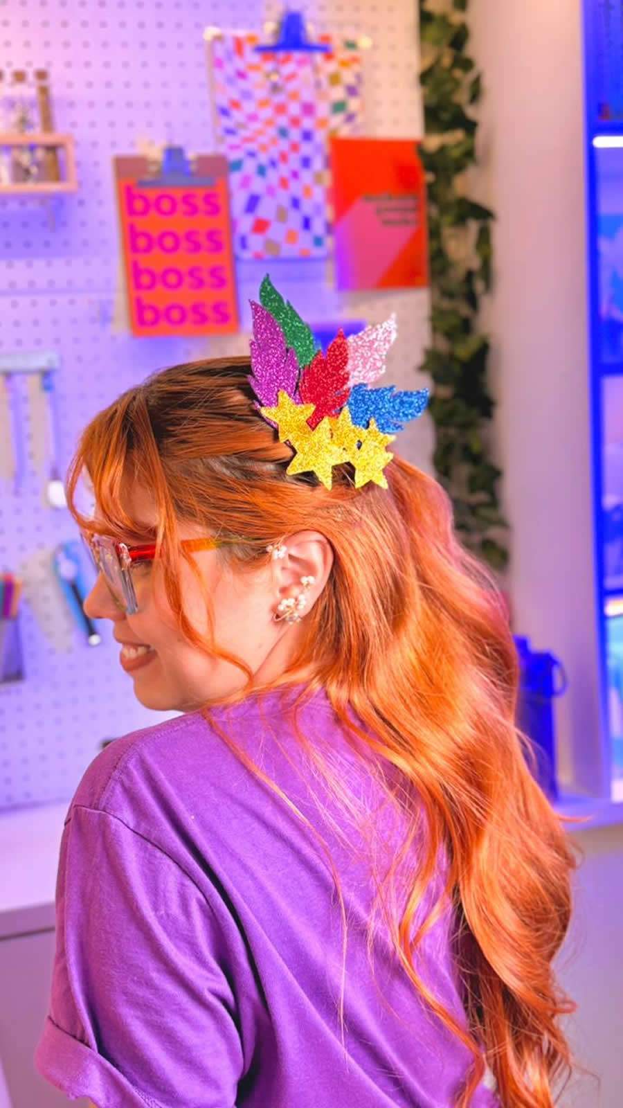 Cor, brilho e personalidade no cabelo: Mih transforma o Carnaval em arte com acess&oacute;rios criados por ela na Cricut.