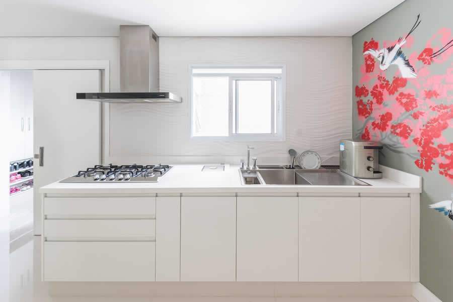 Em projeto realizado pela arquiteta Cristiane Schiavoni, essa cozinha foi executada em seu m&aacute;ximo potencial. Al&eacute;m do cooktop e a coifa potente, a &aacute;rea da pia &eacute; liberada do tradicional escorredor, j&aacute; que a estrutura de inox conta com uma eficiente calha &uacute;mida para receber pratos e copos | Foto: Guilherme Pucci