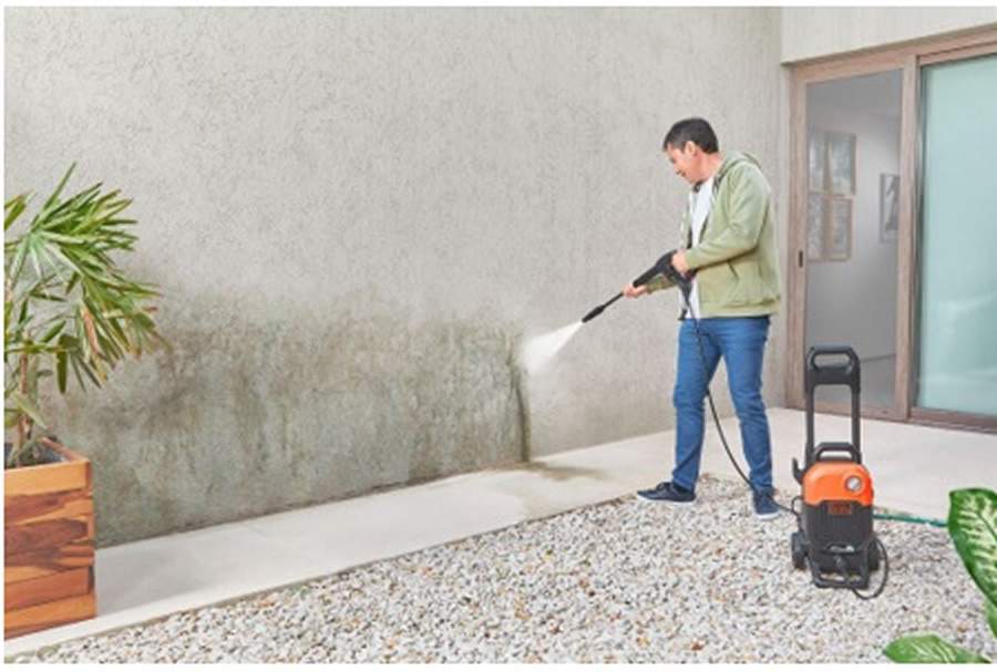 A chuva forte sujou tudo? Lavadora de Alta Press&atilde;o da BLACK+DECKER &eacute; ideal para limpeza das &aacute;reas externas
