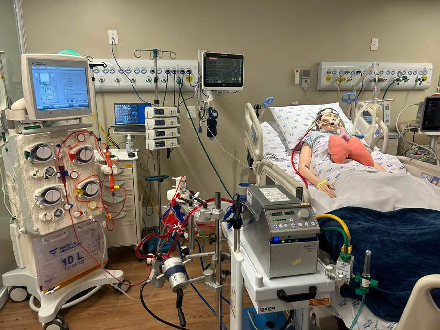  Simula&ccedil;&atilde;o de atendimento na UTI de ultra complexidade, com uso de ECMO e outros equipamentos. Foto Divulga&ccedil;&atilde;o.