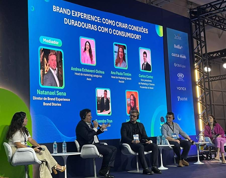 Carlos Cortez, vice-presidente de Marketing e Clientes da Prudential do Brasil (com o microfone) em painel do Conarec / Divulga&ccedil;&atilde;o