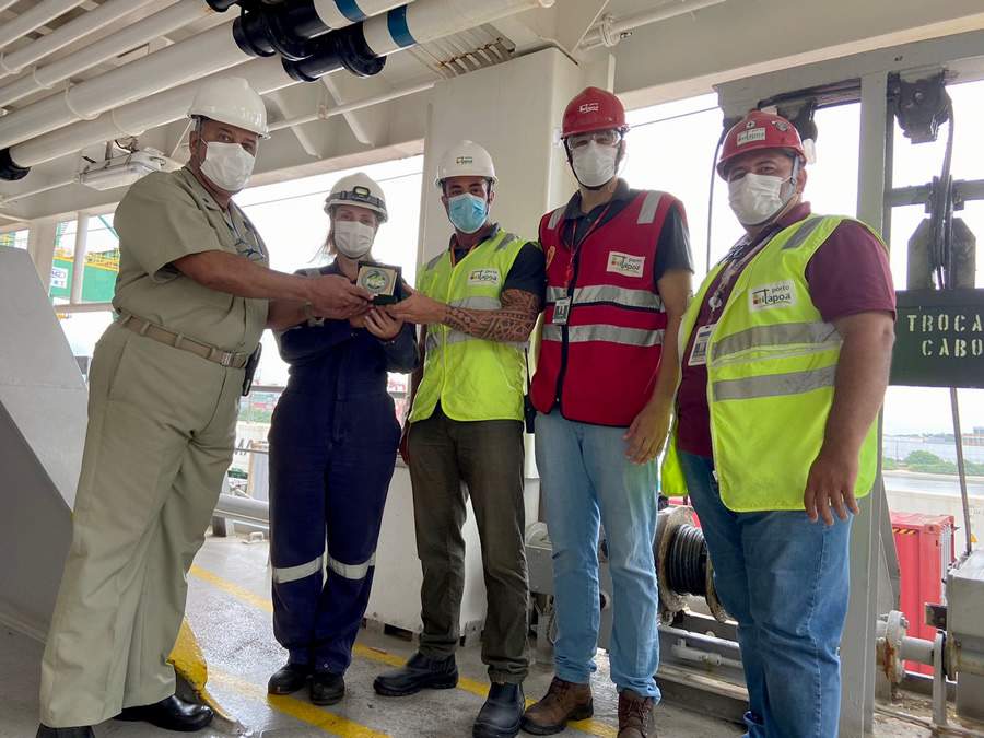 O gerente de Opera&ccedil;&otilde;es, Thiago Santos, o Comandante do navio Bartolomeu Dias, Luiz Cl&aacute;udio Marinho, os t&eacute;cnicos de Seguran&ccedil;a do Trabalho, Luiz Mascarenhas e Cl&eacute;ber Mello, o supervisor de Seguran&ccedil;a do Trabalho e Sa&uacute;de Ocupacional, Renan Schneider e a Imediata do Comandante do navio Bartolomeu Dias, M&aacute;rcia Haegely Condor