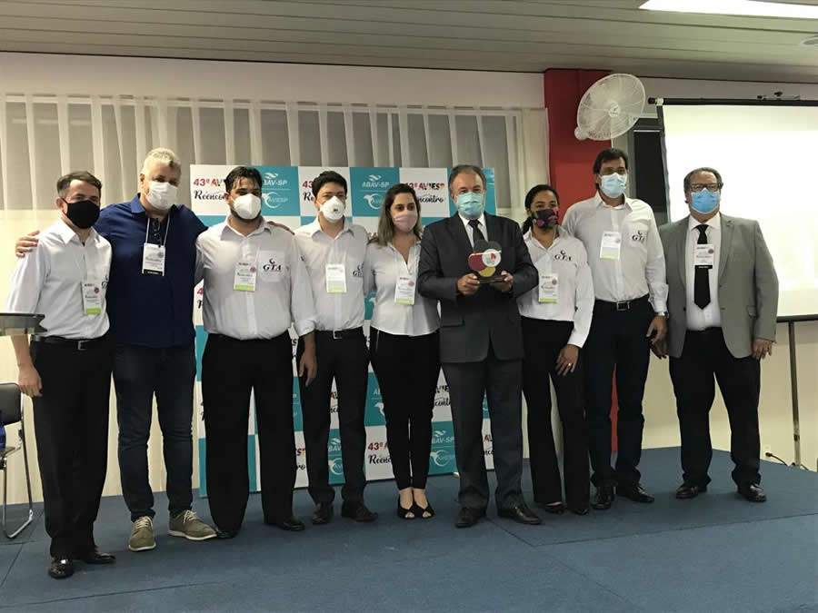 Celso Guelfi e representantes da GTA comemoram premia&ccedil;&atilde;o