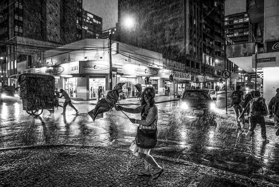 A mostra &quot;Um Olhar, uma Curitiba&quot; conta com 20 registros da cidade feitos pelo fotógrafo - Crédito: Daniel Castellano