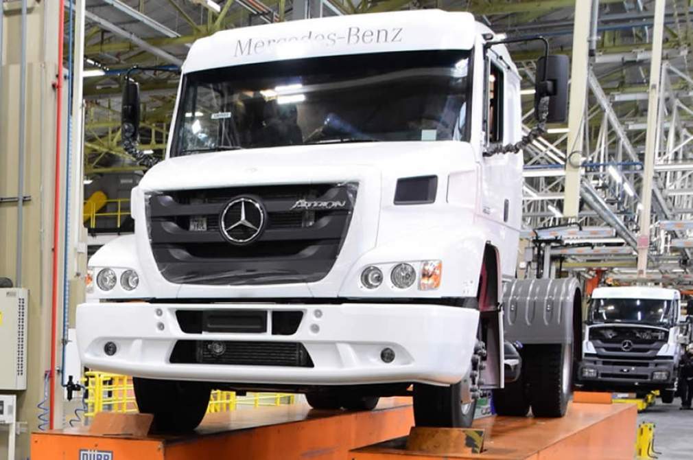 Mercedes-Benz encerra produção do Atron 1635 e apresenta o Axor como seu sucessor