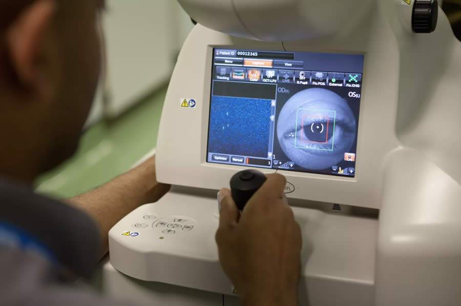 Mario Celso Lopes mostra sistema que detecta mais de 50 doenças oculares