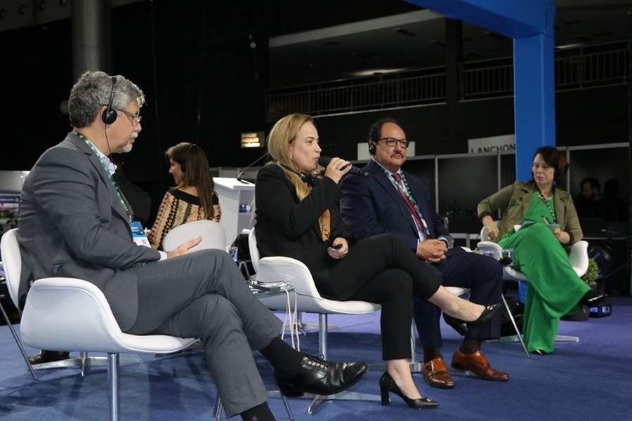 C&aacute;tia Pereira (ao centro) durante evento com a SABESP